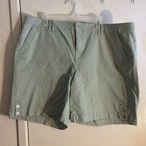 Gloria Vanderbilt shorts. 22W. Green